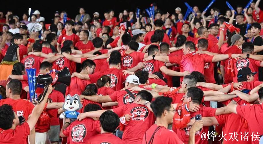 苏超球员与球迷亲密接触 苏超球员与球迷亲密接触