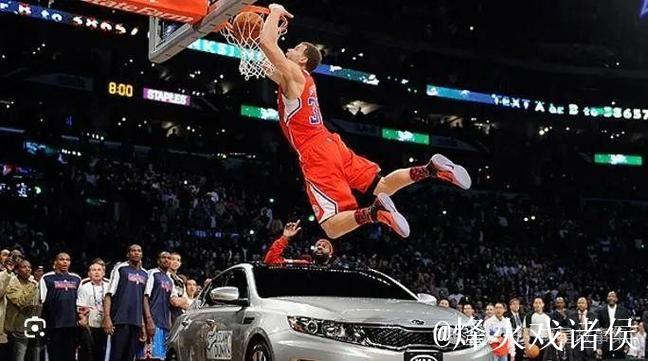 奎塔持球突入内线双手暴扣,扣篮前吐舌热血庆祝 奎塔持球突入内线双手暴扣,扣篮前吐舌热血庆祝