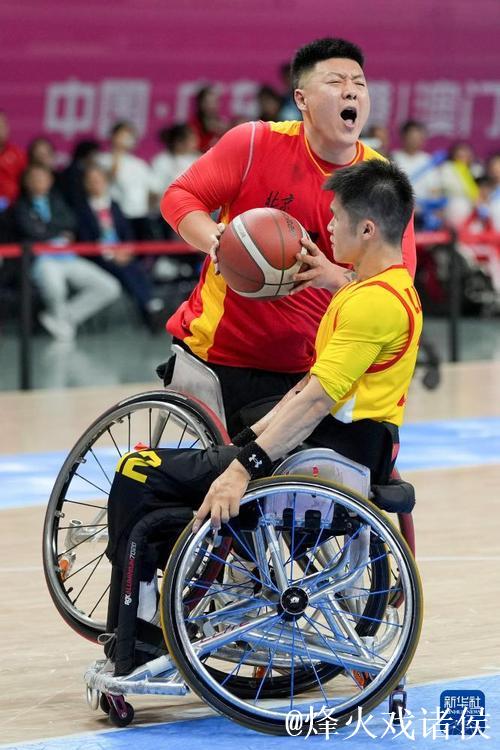 广东轮椅篮球队夺冠 男子激动落泪 广东轮椅篮球队夺冠 男子激动落泪