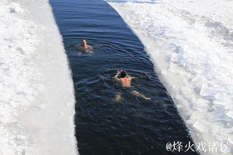 抚顺浑河畔332名中外泳士冬泳竞技，上演冰与火的较量
