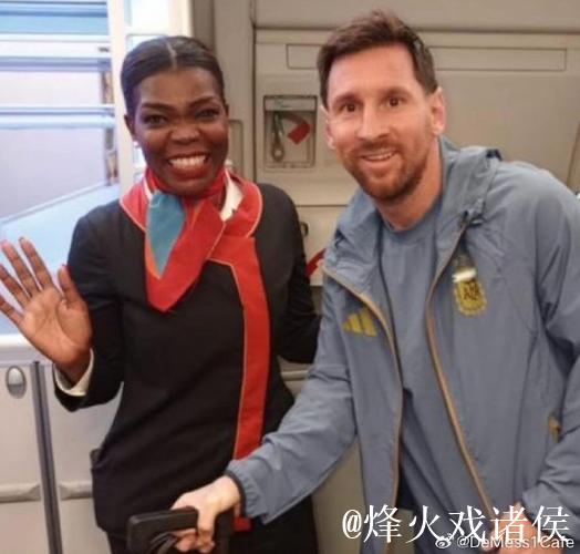 梅西脸带笑容与德保罗同坐面包车后排狭小空间，展现入乡随俗精神。